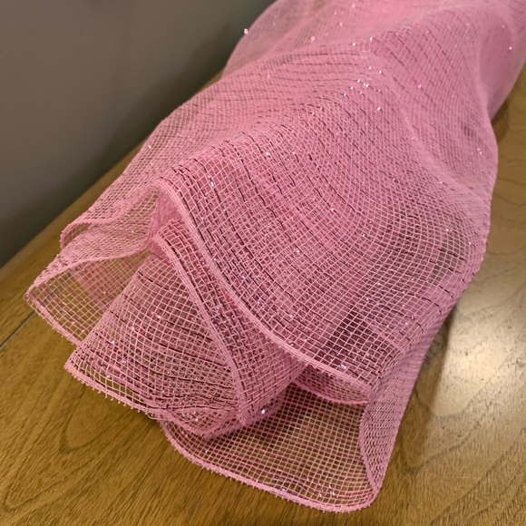 Pink Deco Mesh w/ Metallic Wire,Like New, 20”W by 55” L loose measurement - Picture 1 of 9
